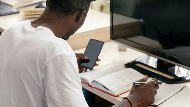 صورة توضيحية لمقال: كيف أركز في المذاكرة وأتخلص من التشتت والهاتف؟