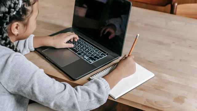 صورة توضيحية لمقال: كيف أذاكر الكيمياء لاختبار قدرات جامعة الكويت؟