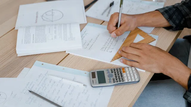 صورة توضيحية لمقال: كيف أعرف اختبارات القدرات المطلوبة لتخصصي في جامعة الكويت؟