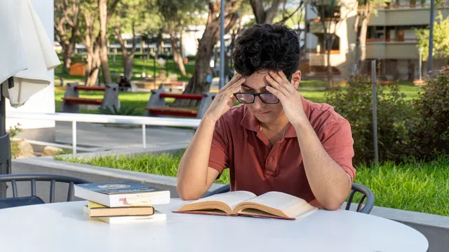 صورة توضيحية لمقال: كيف أوازن بين الصف الثاني عشر وقدرات جامعة الكويت؟