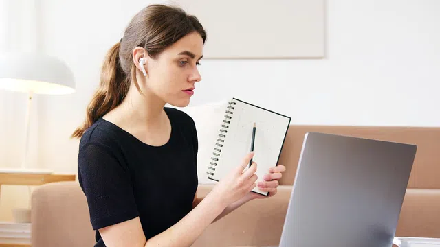 صورة توضيحية لمقال: كيف أذاكر قدرات مع المدرسة بدون ما تنخفض درجاتي؟