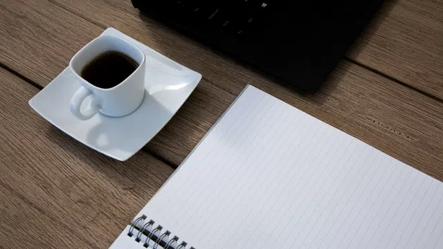 صورة توضيحية لمقال: كيف أذاكر كيمياء التحصيلي بدون حفظ عشوائي؟