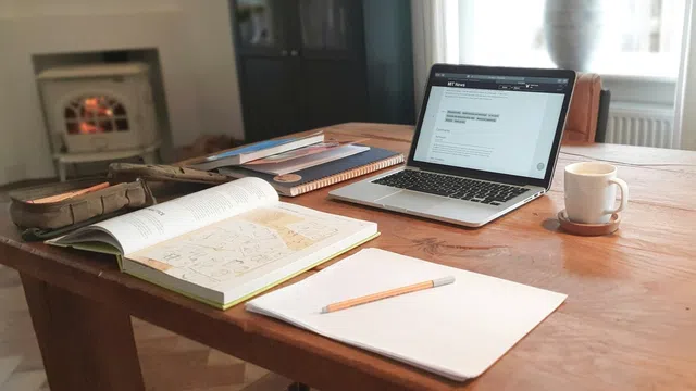 صورة توضيحية لمقال: كيف تذاكر من ملفات PDF بدون تشتت على الجوال؟