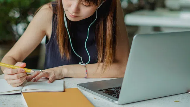 صورة توضيحية لمقال: التكرار المتباعد: كيف تراجع في الوقت المناسب قبل أن تنسى؟