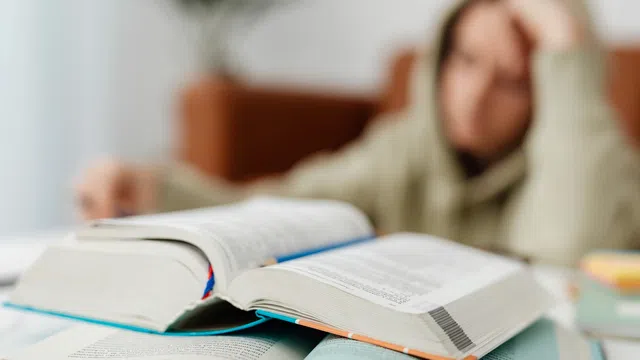 صورة توضيحية لمقال: كيف تحفظ التعاريف والمصطلحات بدون خلط بينها؟