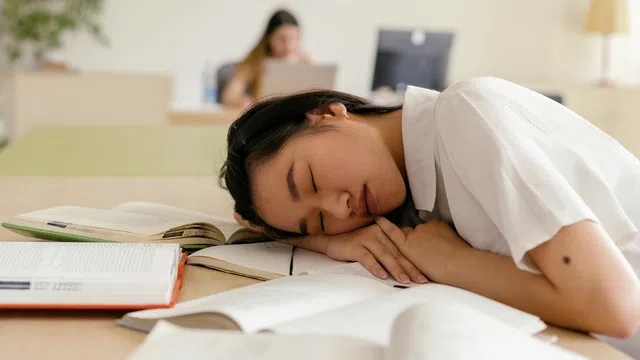 صورة توضيحية لمقال: لماذا أنسى بعد المذاكرة مباشرة؟ وكيف أختبر السبب؟