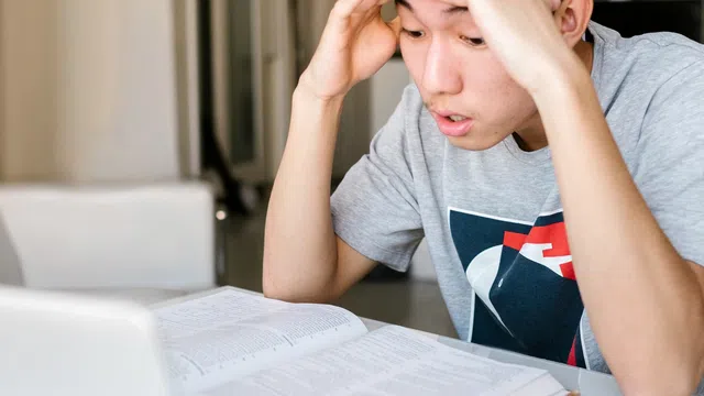 صورة توضيحية لمقال: كيف تراجع درسًا بعد يوم وأسبوع وشهر؟