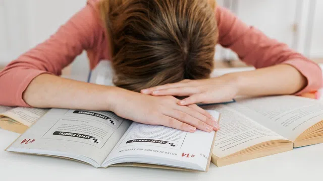 صورة توضيحية لمقال: كيف تلخص درسًا بدون أن تعيد كتابة الكتاب كله؟