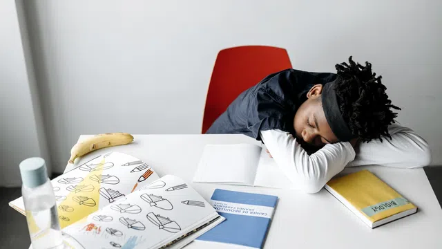 صورة توضيحية لمقال: متى تبدأ حل الأسئلة بعد دراسة الدرس؟