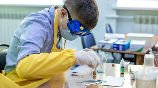 صورة توضيحية لمقال: كيف تختار بين الحفظ والفهم حسب نوع المادة؟
