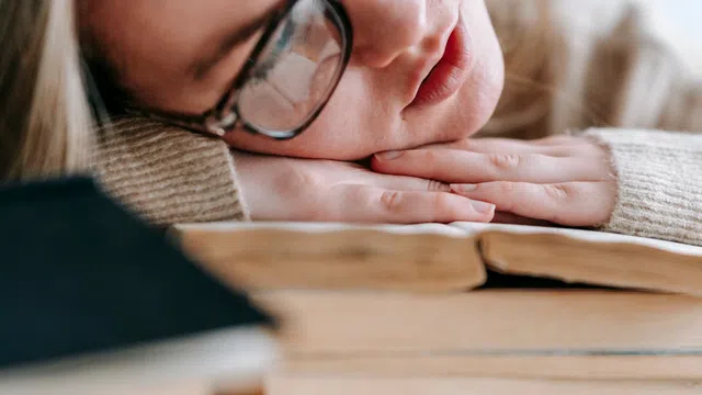 صورة توضيحية لمقال: كيف تدرس أكثر من مادة في يوم واحد بدون تشتت؟