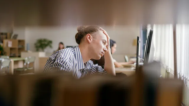 صورة توضيحية لمقال: كيف أذاكر بدون ملل أو تسويف؟ طريقة للبدء والاستمرار